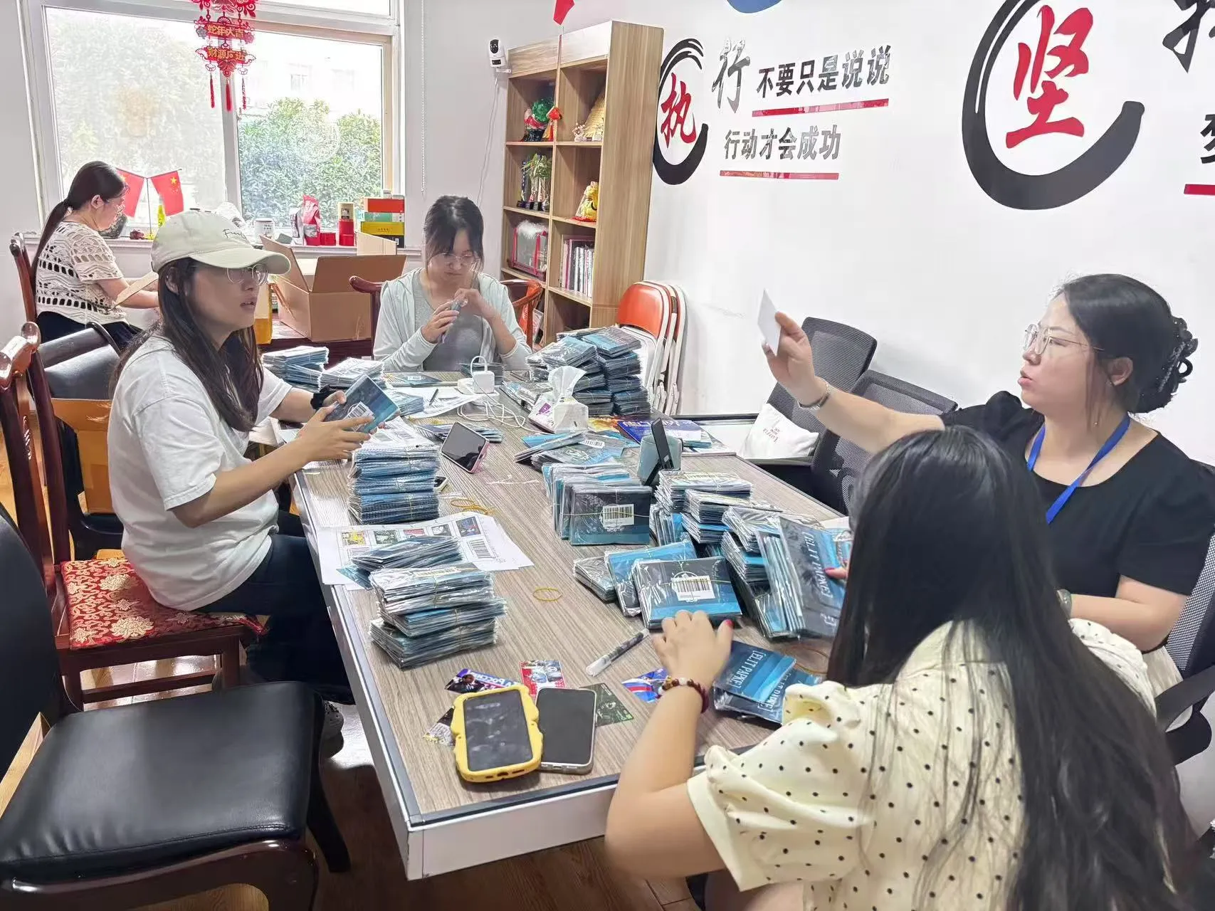 Jojo သည်ကဒ်စတစ်ကာများကိုကျပန်းစစ်ဆေးခြင်းကိုပြုလုပ်ခဲ့သည်။