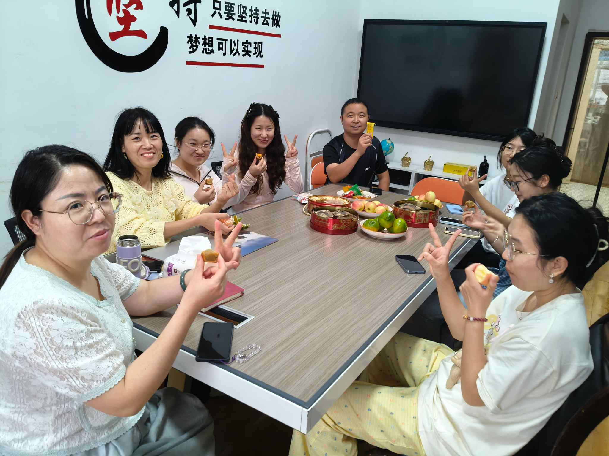 JoJo Pack သည်နှလုံးနွေးထွေးသောနေ့လည်ခင်းလက်ဖက်ရည်ကိုကိုင်ထားသည်