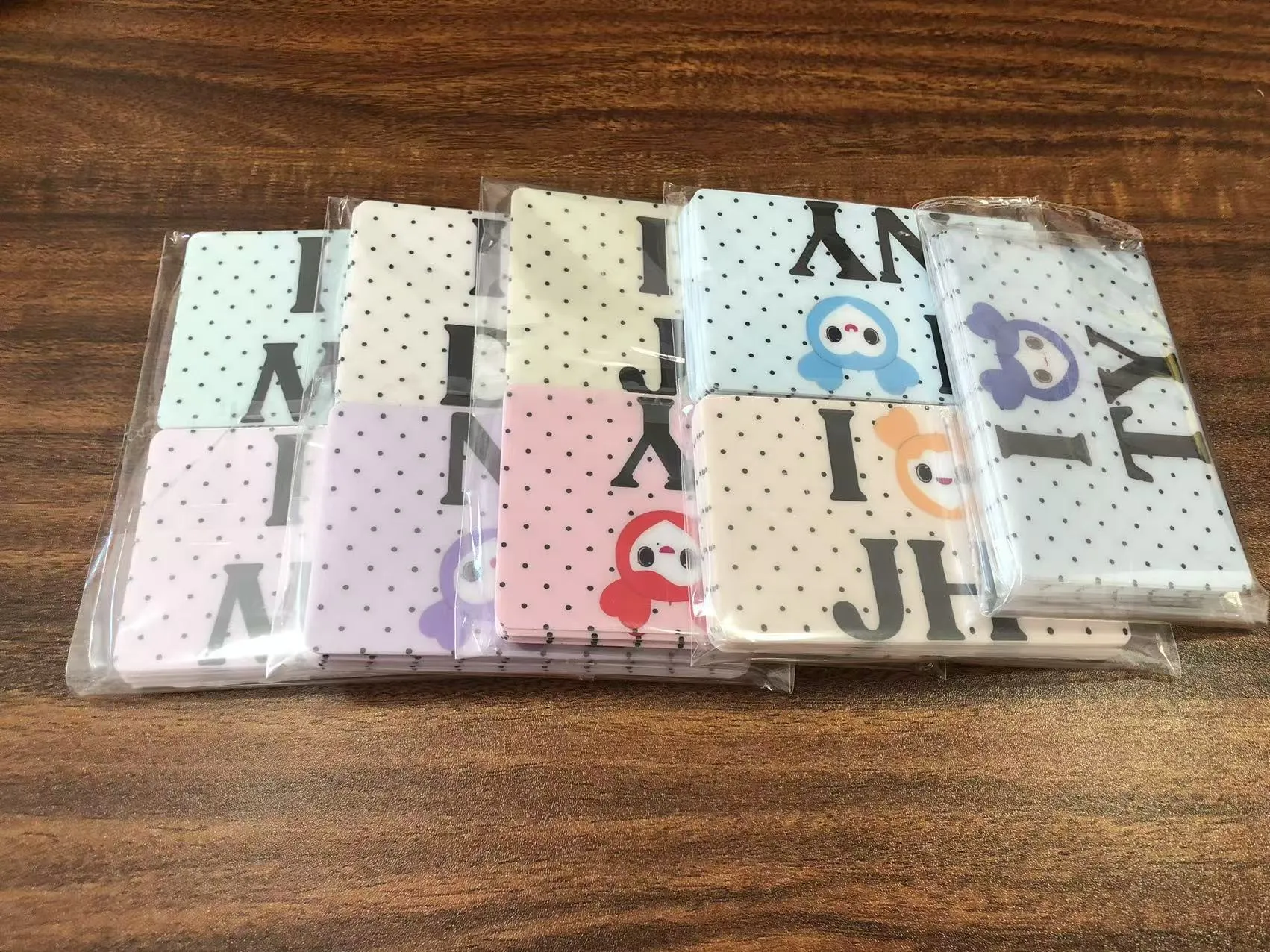 Jojo Pack Ships Credit Card Credit Card ကို U.S. ဖောက်သည်များထံမှစတစ်ကာများကိုဖုံးအုပ်ထားသည်