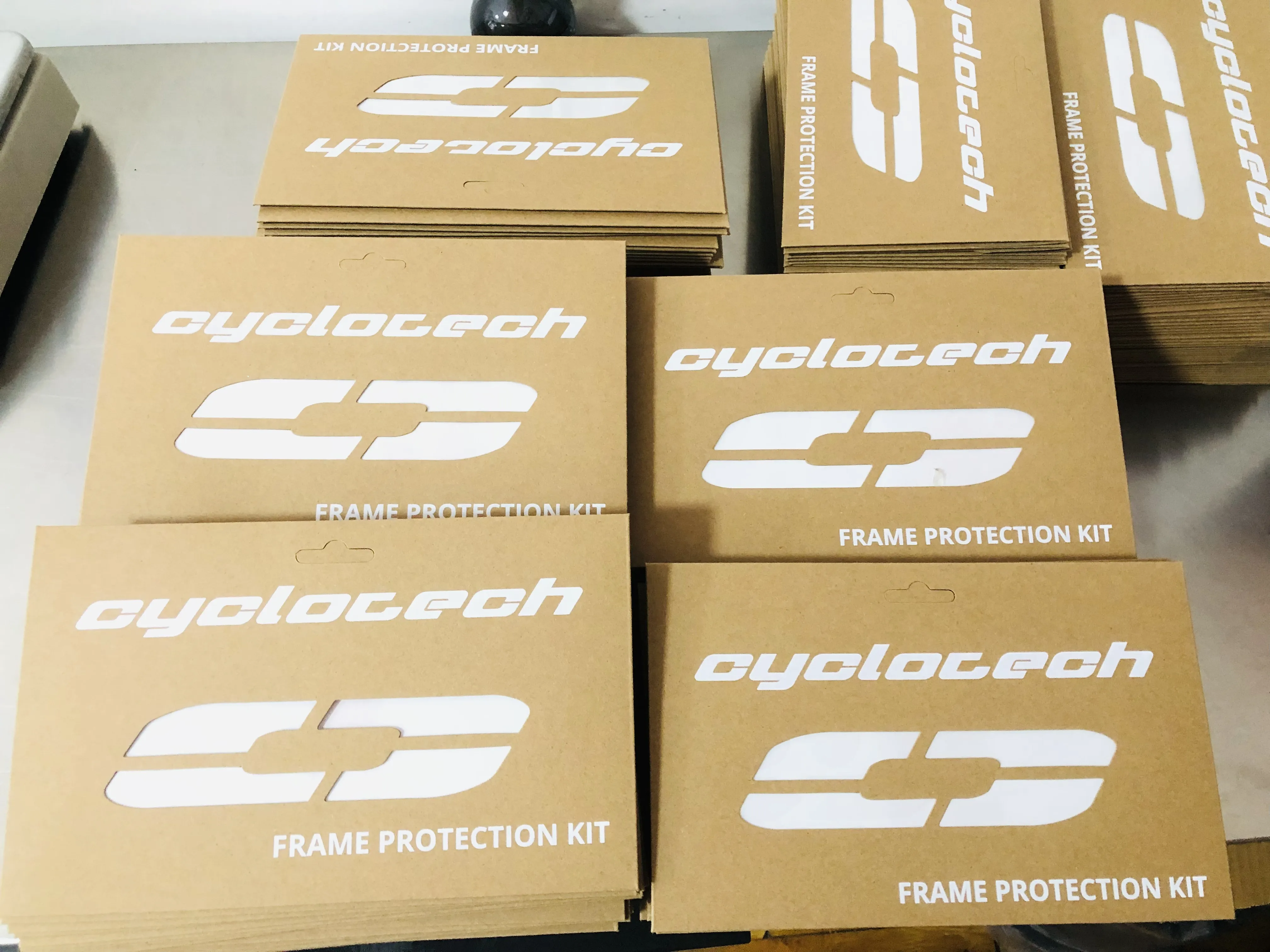 စက်ဘီးဘောင်စတစ်ကာများကို နယ်သာလန်သို့ ပို့ဆောင်နေပြီဖြစ်သည်။